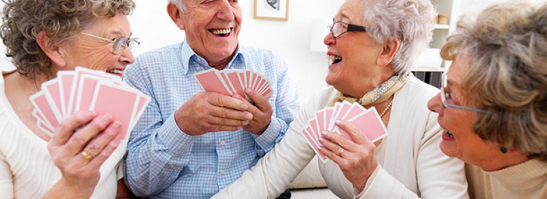 Seniors jouant aux cartes