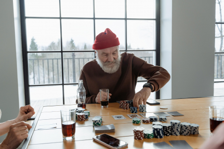 Senior jouant aux cartes