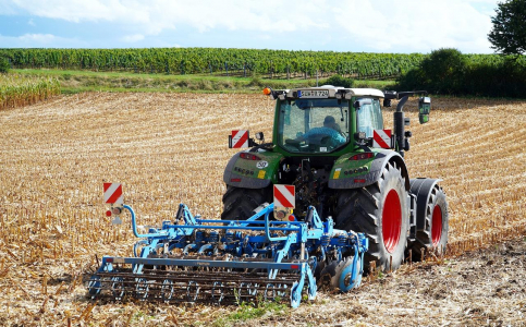 Tracteur dans les champs