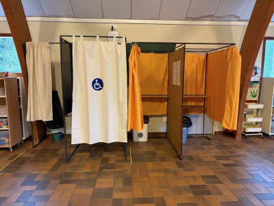 Le bureau de vote et ses isoloirs