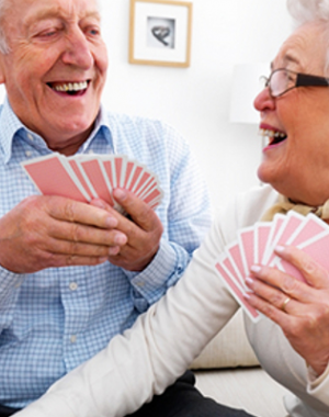 Seniors jouant aux cartes