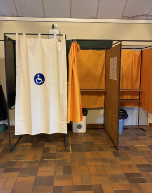 Le bureau de vote et ses isoloirs